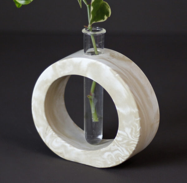 Vaso decorativo Élore com tubo de vidro e suporte oval marmorizado em tom marfim