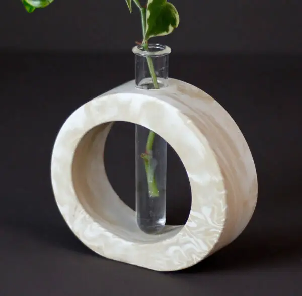 Vaso decorativo Élore com tubo de vidro e suporte oval marmorizado em tom marfim